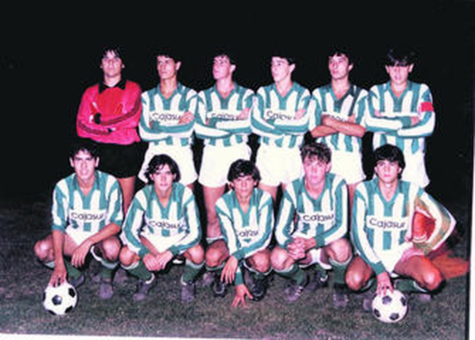 Abajo, en el centro, en una formación del Córdoba juvenil de 1984.