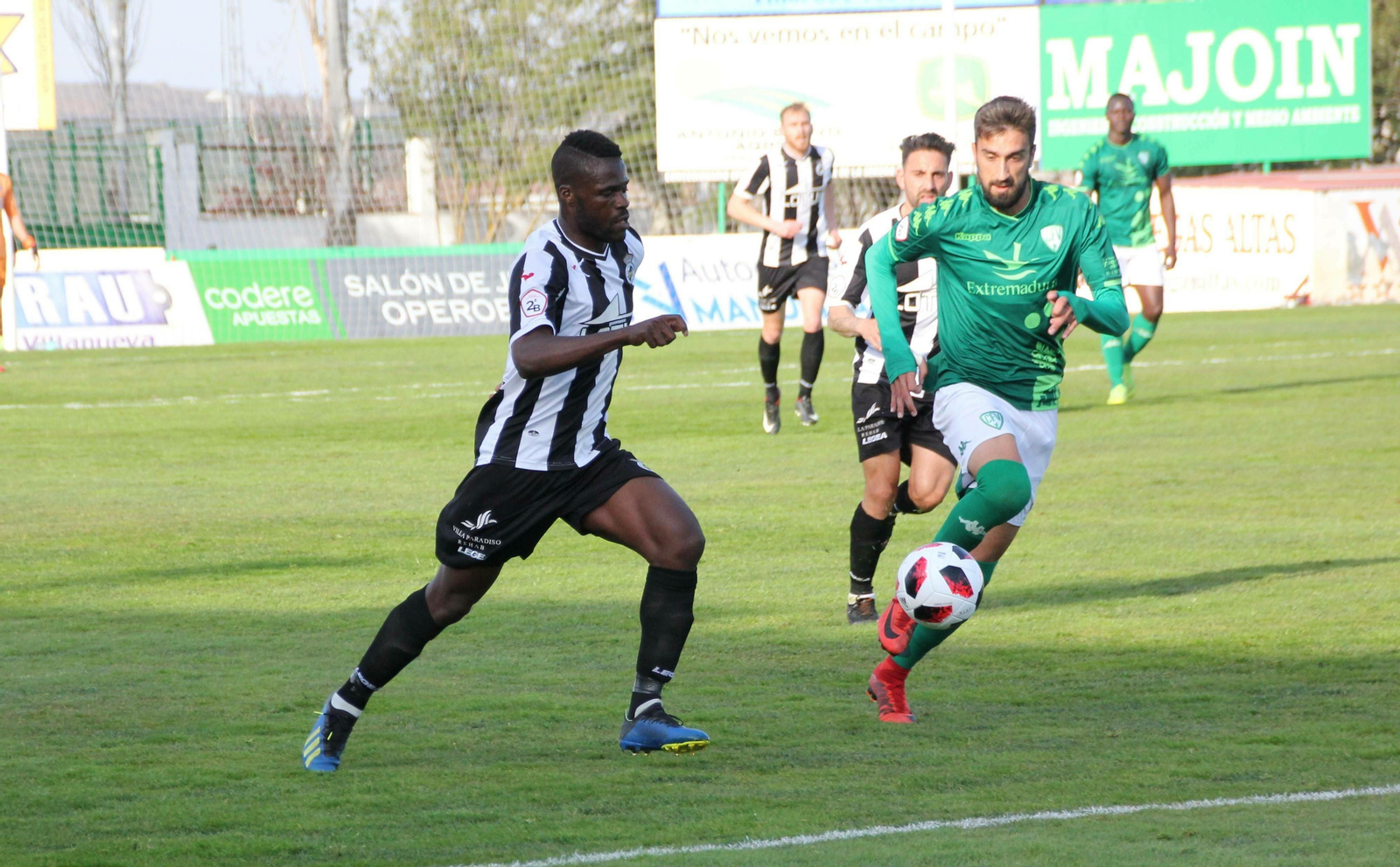El albinegro Sana corre a por la pelota ante la oposición de un contrario.