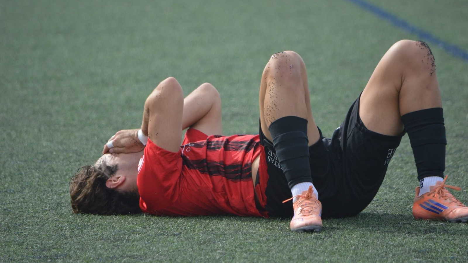 Un jugador del Salerm Puente Genil se lamenta tras una ocasión fallada. Un jugador del Salerm Puente Genil se lamenta tras una ocasión fallada.