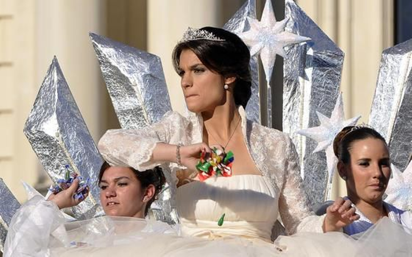 La Estrella de la Ilusión reparte caramelos. 

Foto: Manuel Gomez