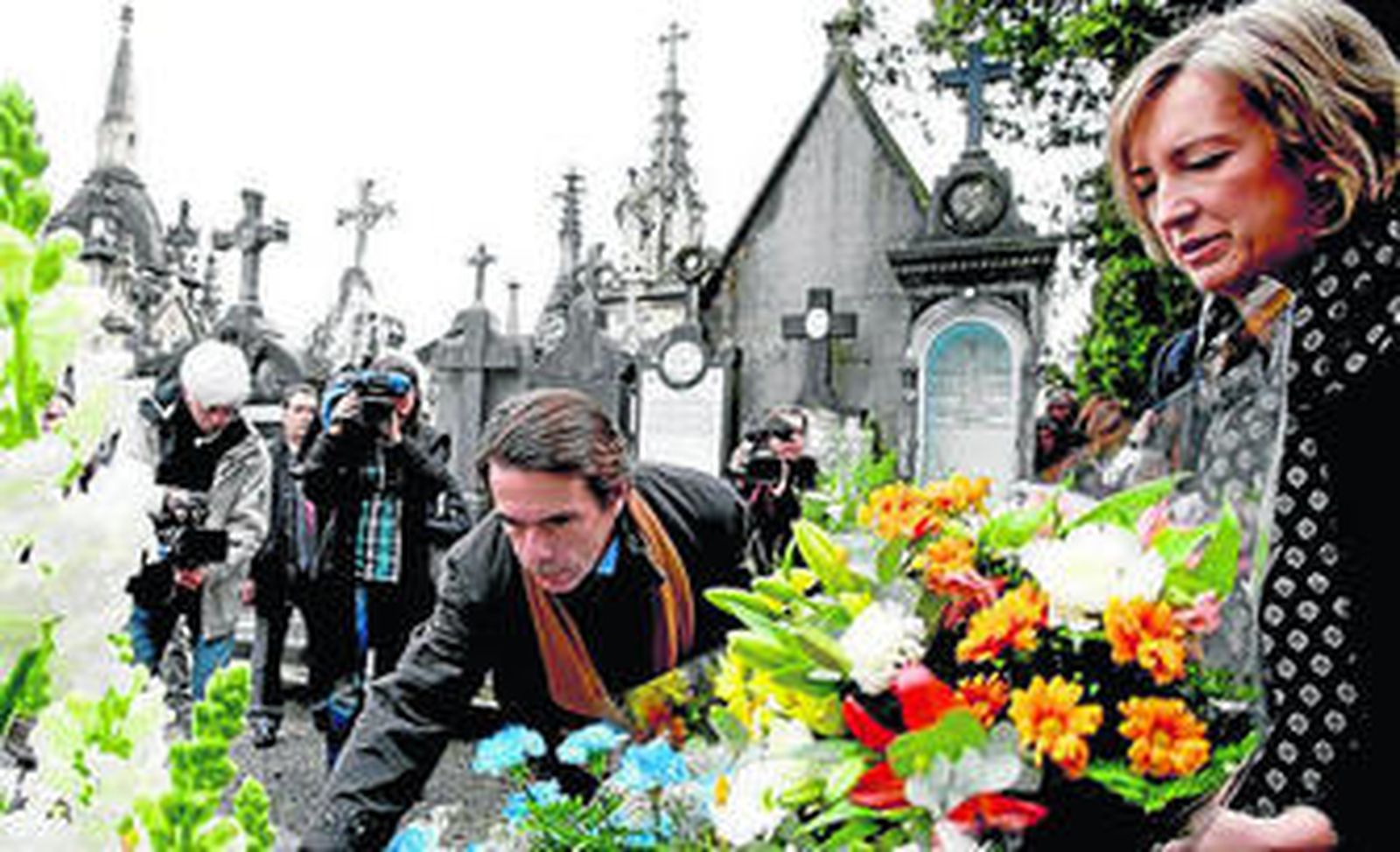 Aznar deposita flores en la tumba de Gregorio Ordóñez.