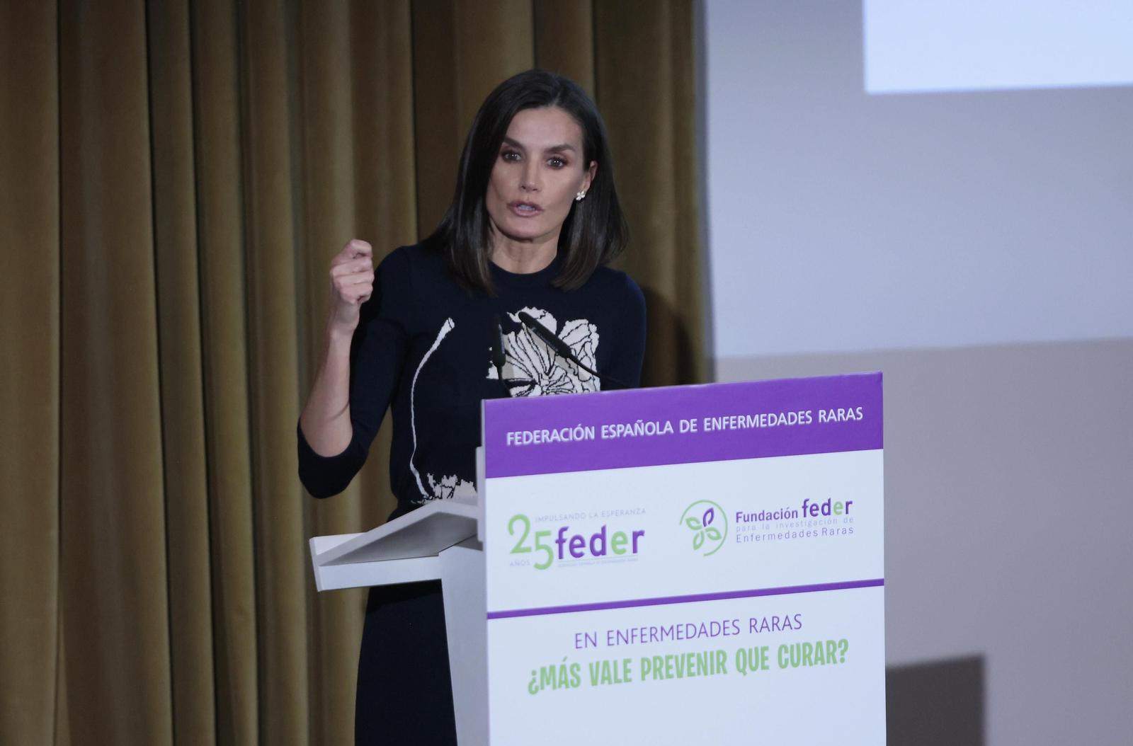 Las imágenes de la reina Leticia en el congreso de enfermedades raras
