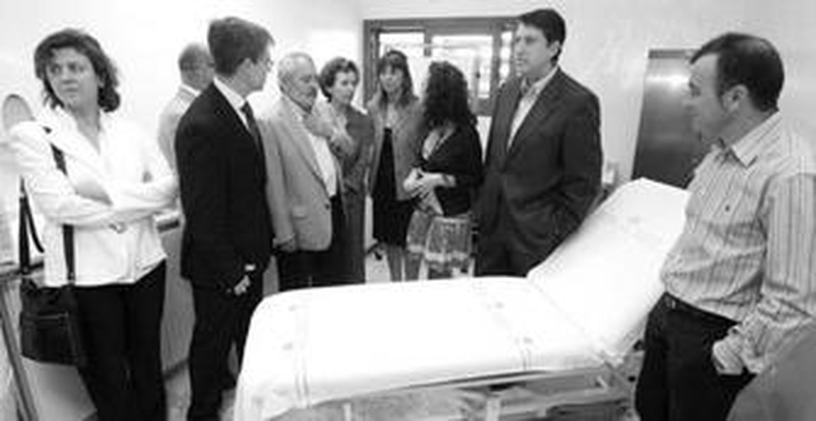 Representantes de Salud y del Ayuntamiento, en una de las dependencias del nuevo centro de salud de El Higuerón.