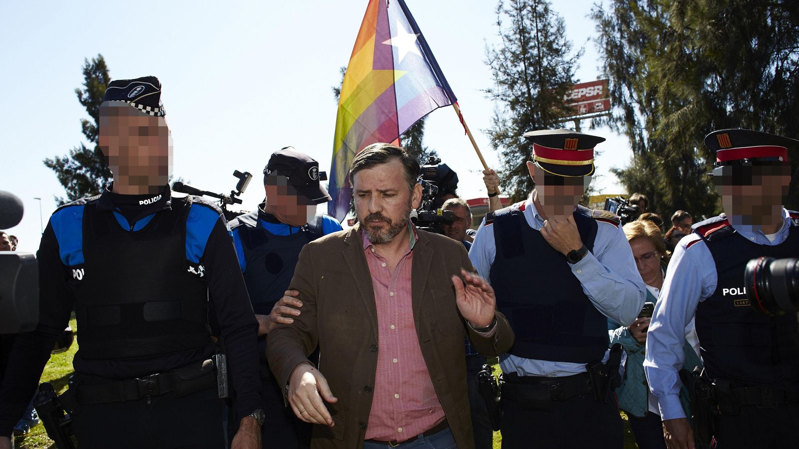 Ignacio Arsuaga, escoltado por los Mossos en Barcelona para protegerle de los manifestantes que protestaban contra la presencia de uno de sus autobuses propagandísticos en 2017 Ignacio Arsuaga, escoltado por los Mossos en Barcelona para protegerle de los manifestantes que protestaban contra la presencia de uno de sus autobuses propagandísticos en 2017