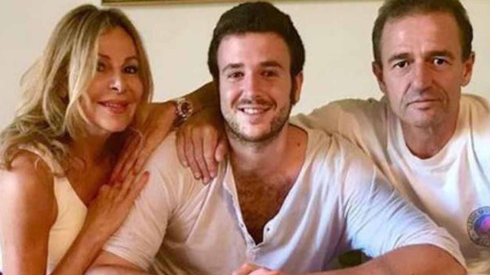 Ana y Alessandro, con su hijo Álex, tristemente fallecido el pasado 13 de mayo.