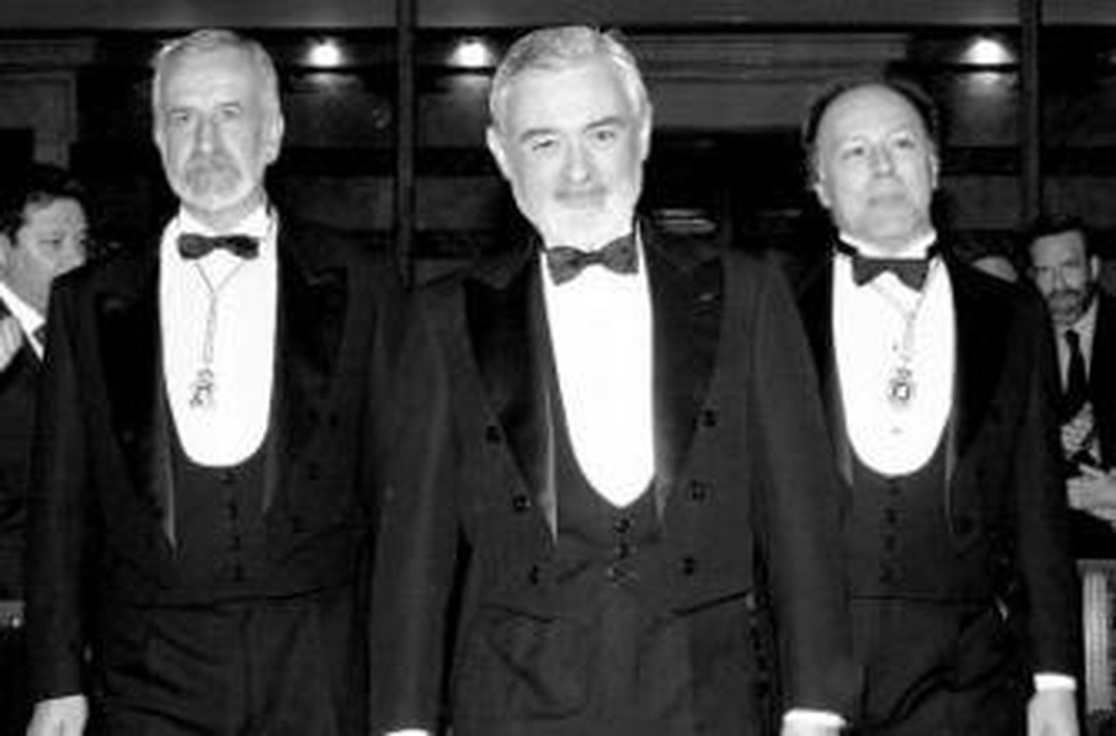 Salvador Gutiérrez y Javier Marías flanquean a Darío Villanueva.