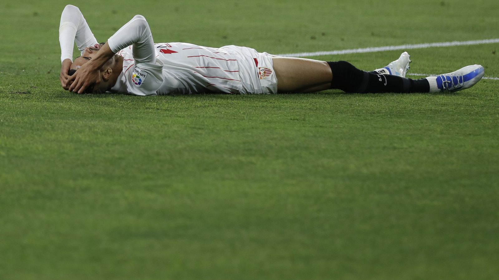 En-Nesyri se lamenta en el césped de una de las ocasiones falladas.