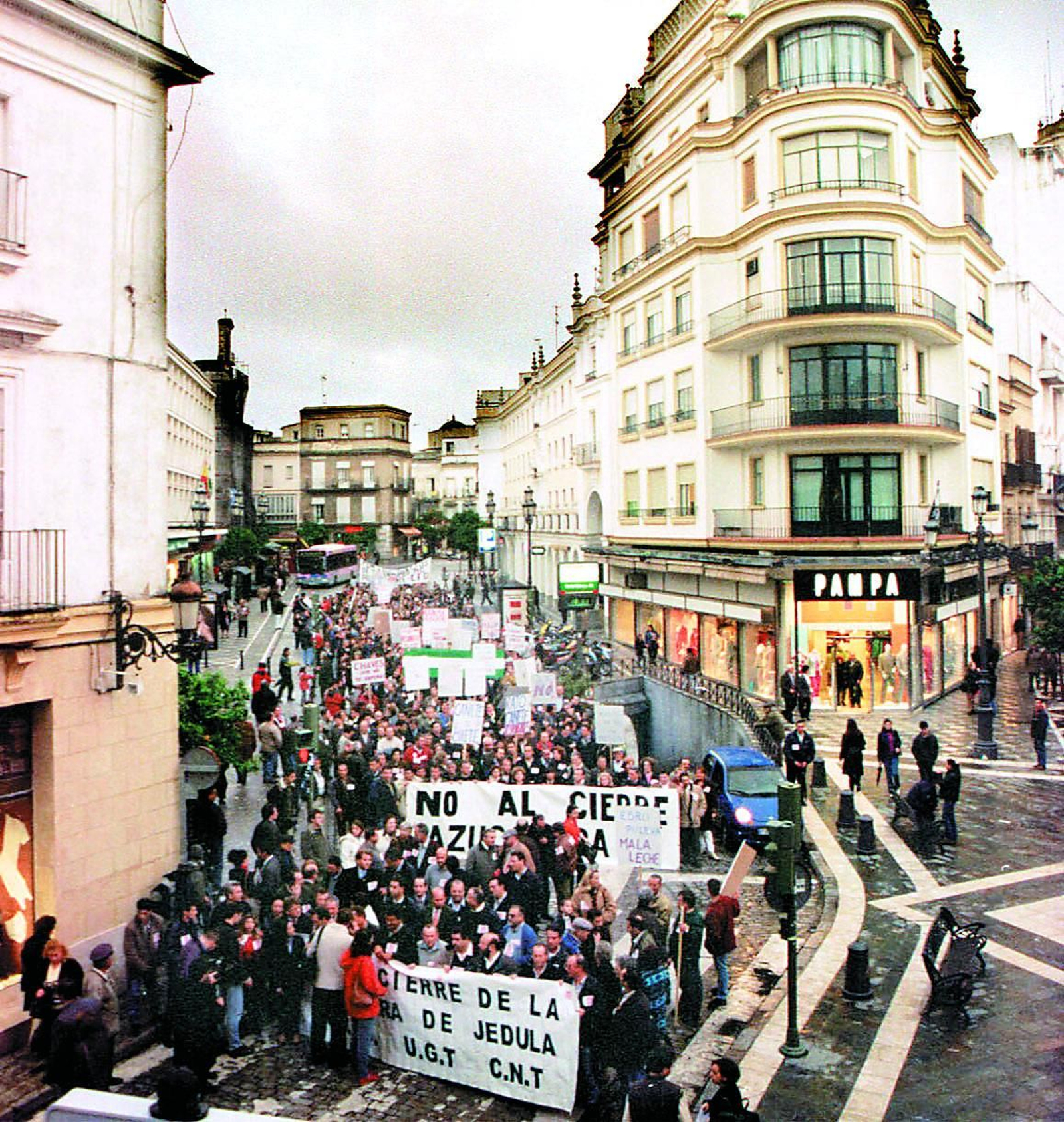 Manifestación por las calles de Jerez en protesta por el cierre en 2001 de la fábrica azucarera de Jédula. Manifestación por las calles de Jerez en protesta por el cierre en 2001 de la fábrica azucarera de Jédula.