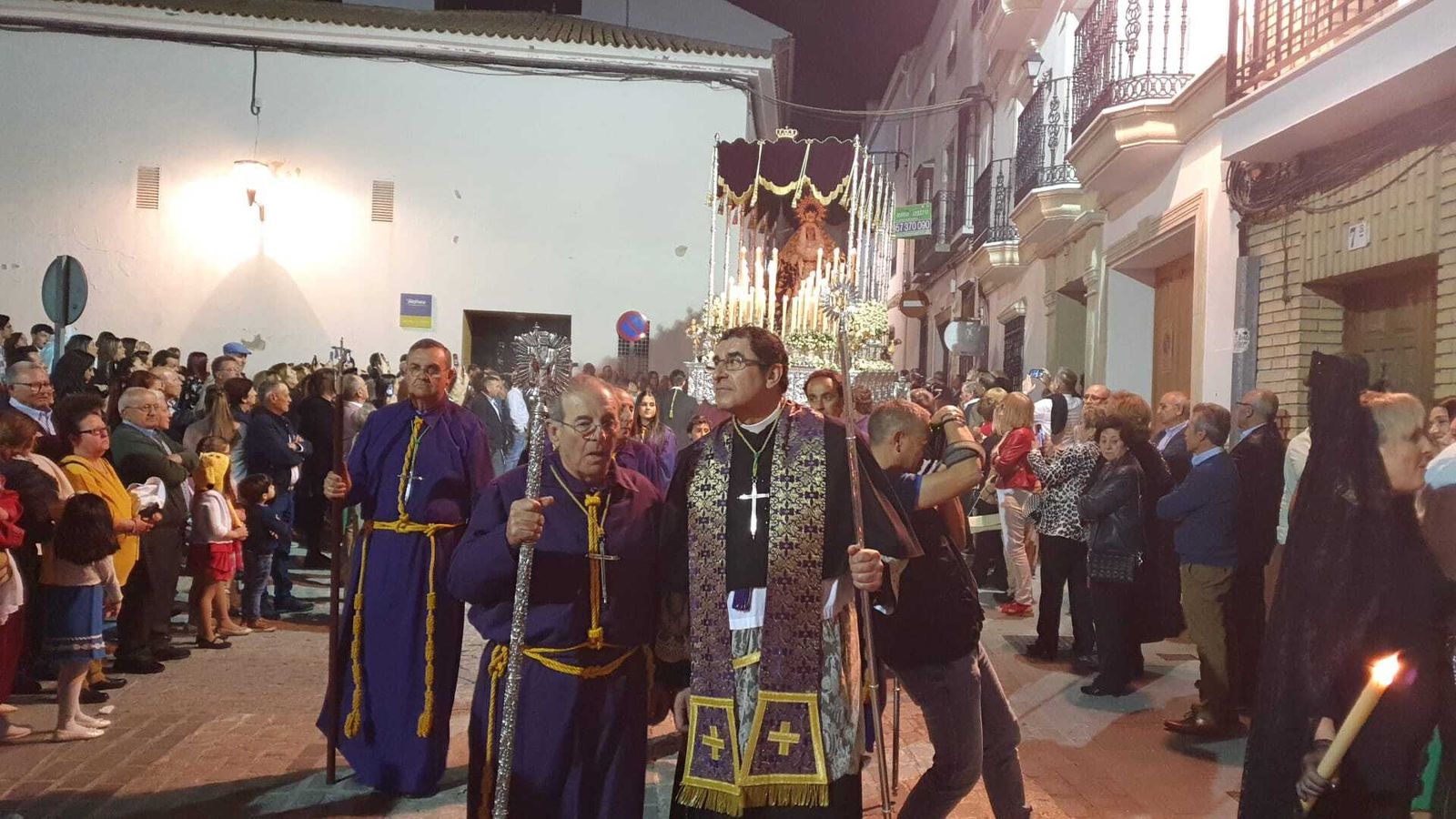 Jueves Santo en Castro del Río: La procesión de la Santa Vera Cruz, en imágenes