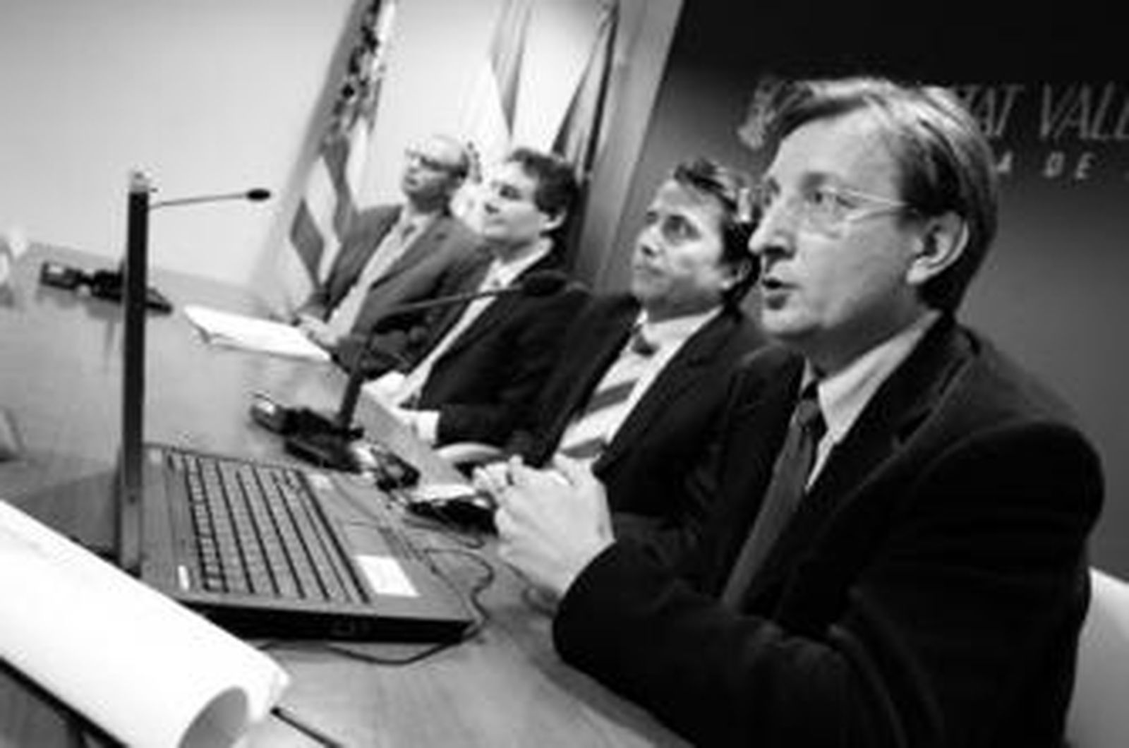 En primer término, el investigador Carlos Simón, ayer, en la presentación del proyecto.