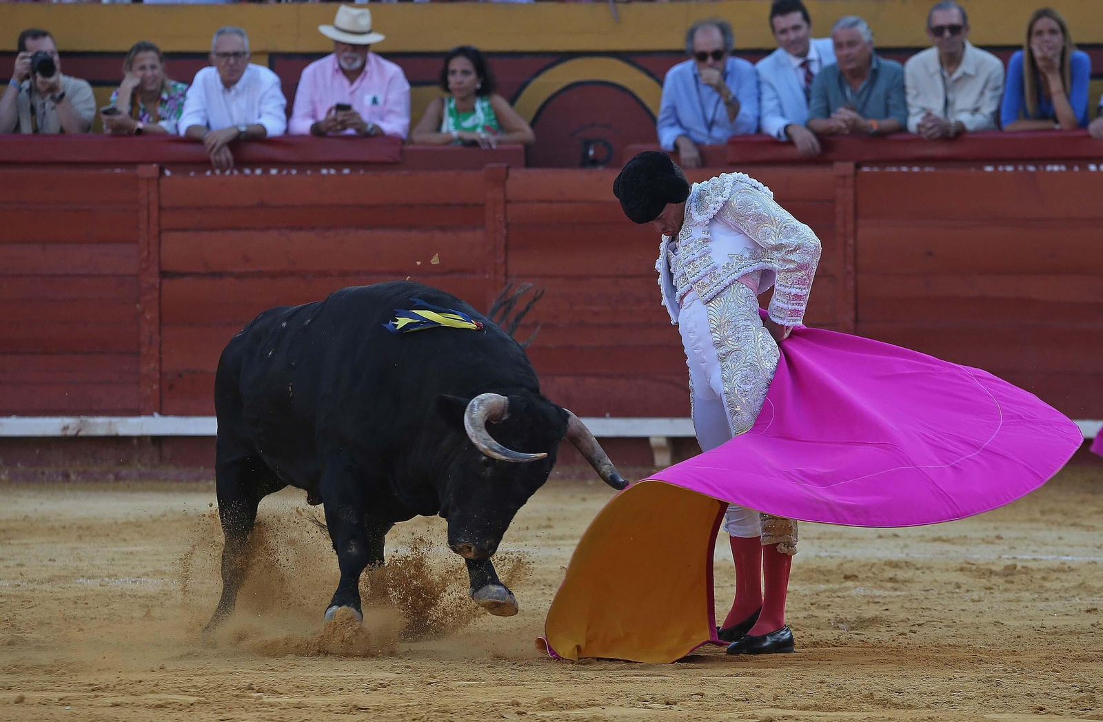 Fotos de la corrida del viernes de la Feria Taurina de Algeciras 2023: Morante de la Puebla, Emilio de Justo y David Galván