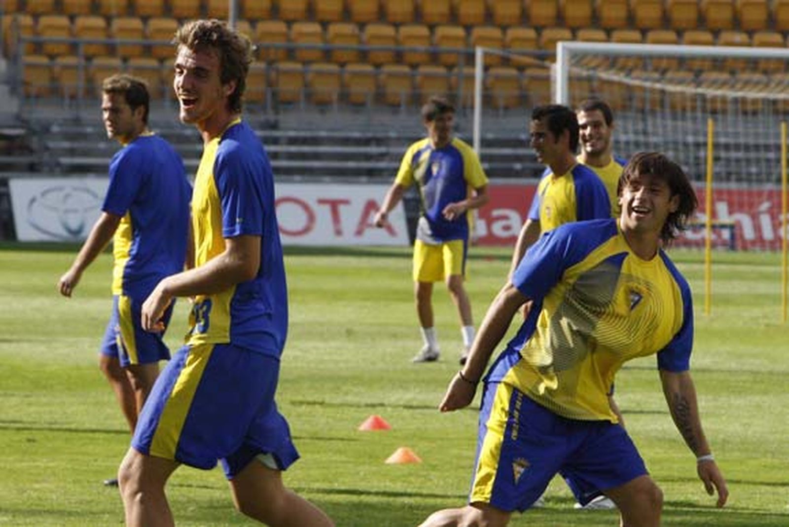 Acuña por Barreiro, única novedad en la lista para el Granada 74