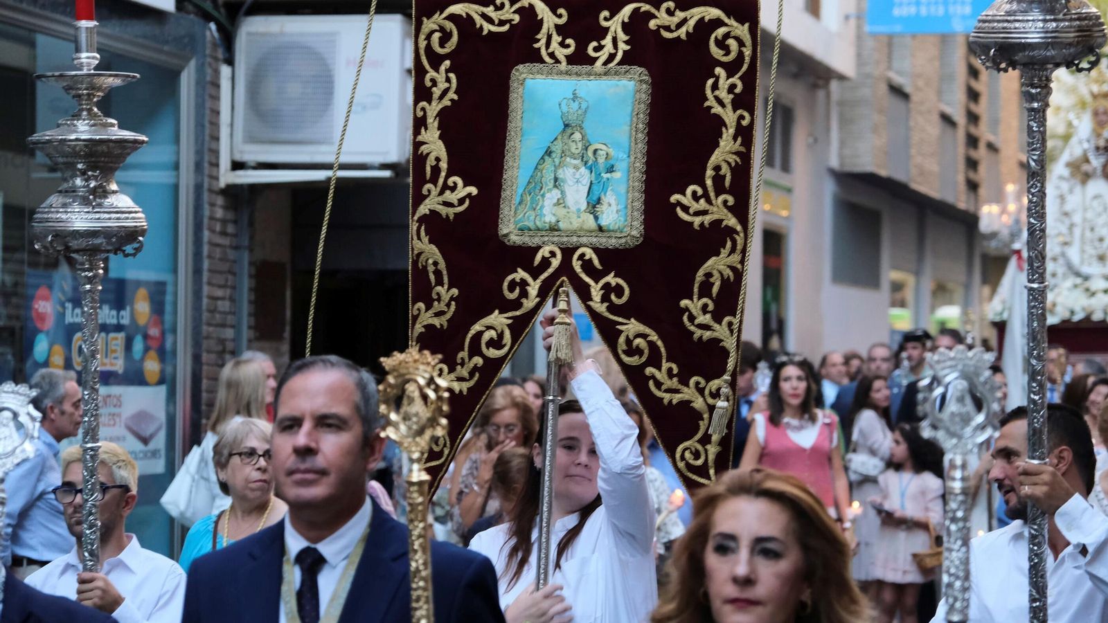 El estandarte de la hermandad de Araceli, durante la procesión del año pasado.