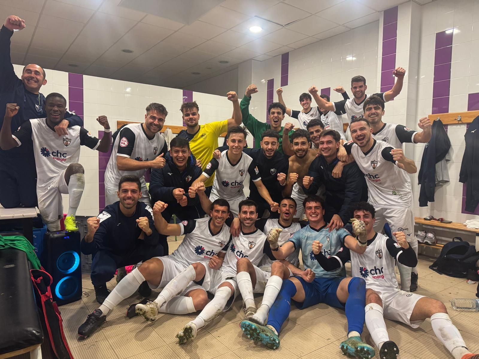 Los jugadores del Pozoblanco celebran su victoria en Lepe.