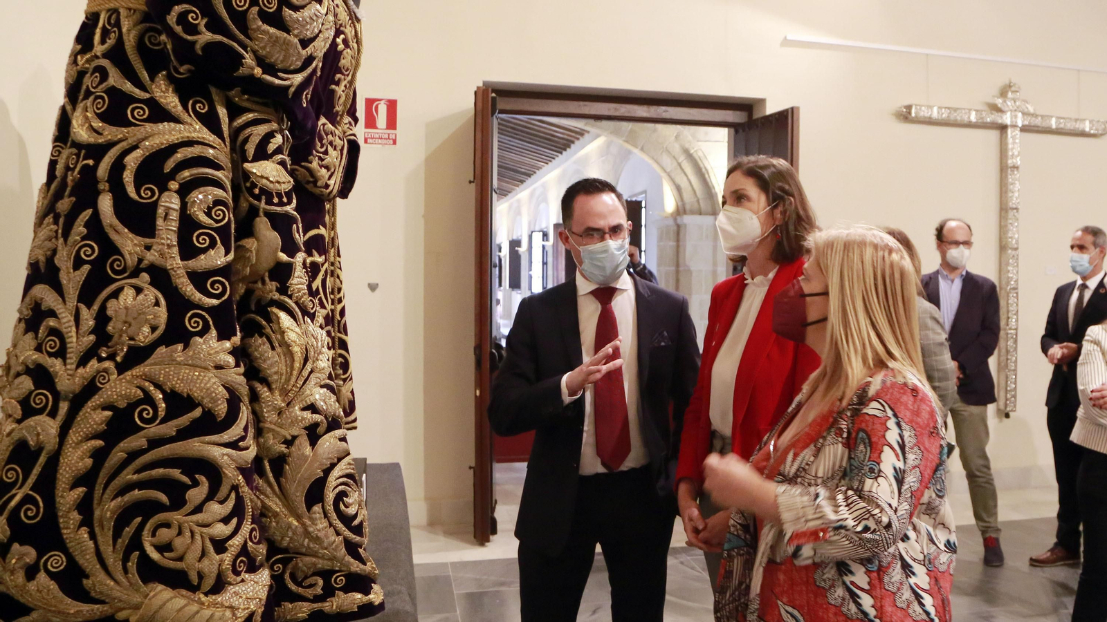 La ministra Reyes Maroto visitando la exposición cofrade en Jerez