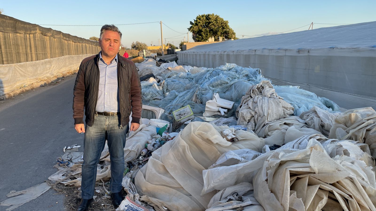 El concejal socialista Antonio Ruano junto a los residuos del Camino Sifón en El Alquián