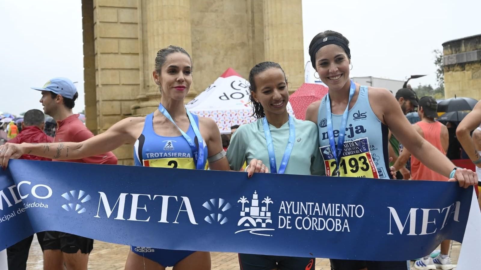 Fátima Ouhaddou posa junto a Carolina Huerta y María del Mar Marqués.