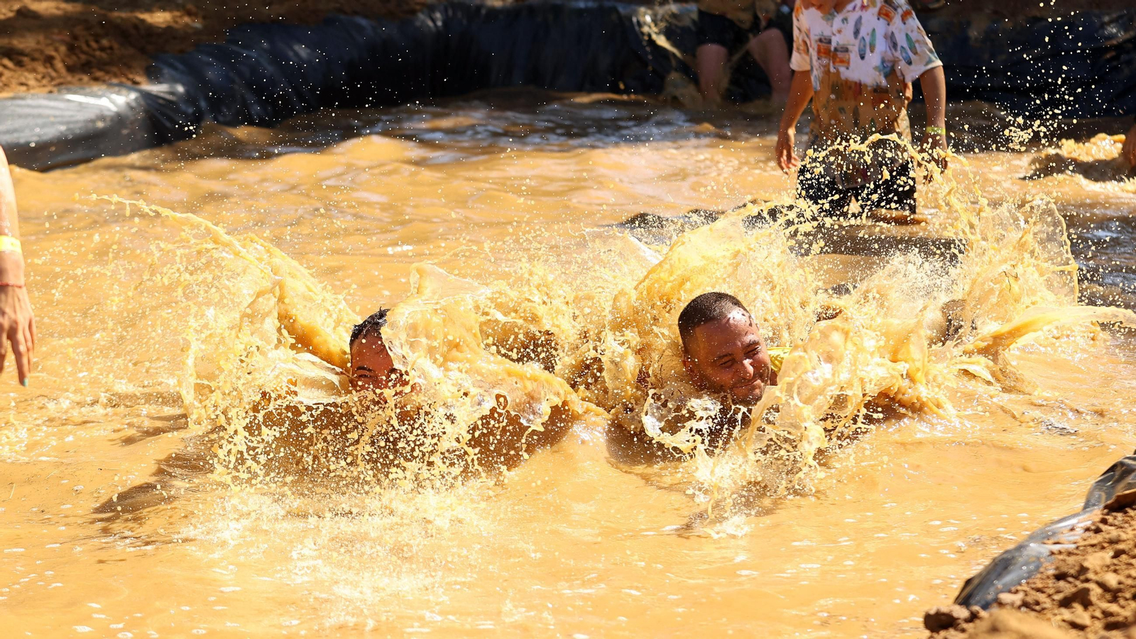 Búscate en la VII Carrera del Barro en La Barca