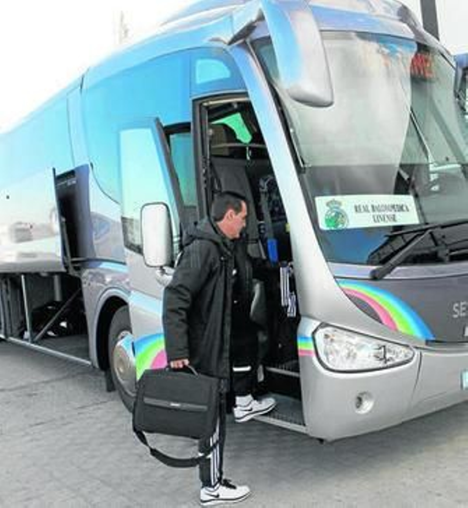 Manolo Ruiz se sube al autocar para afrontar su primer desplazamiento como entrenador de la Balona.