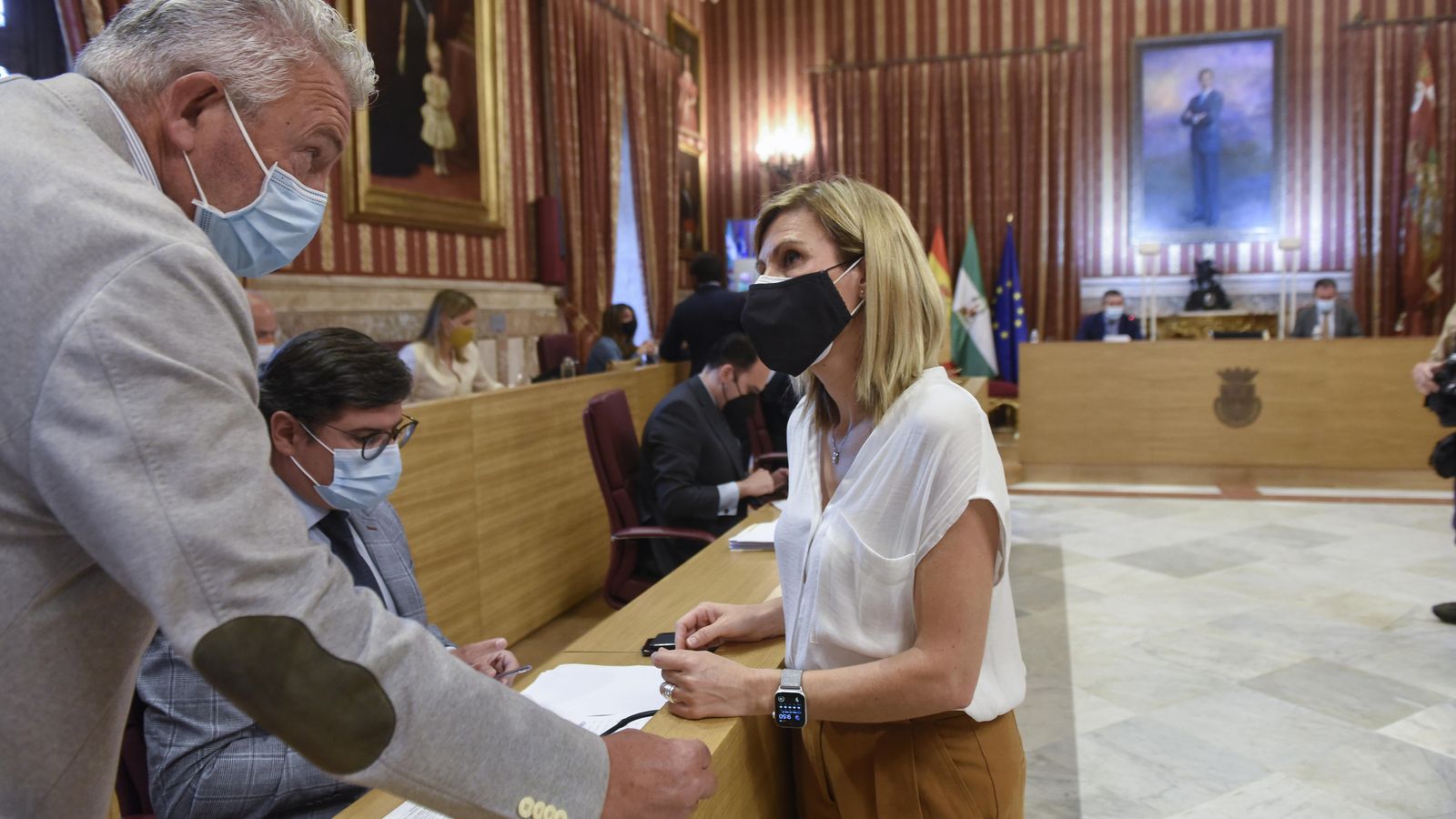 En el pleno, Pimentel (sentado) junto a Aumesquet (Cs) y Jáuregui (PP).