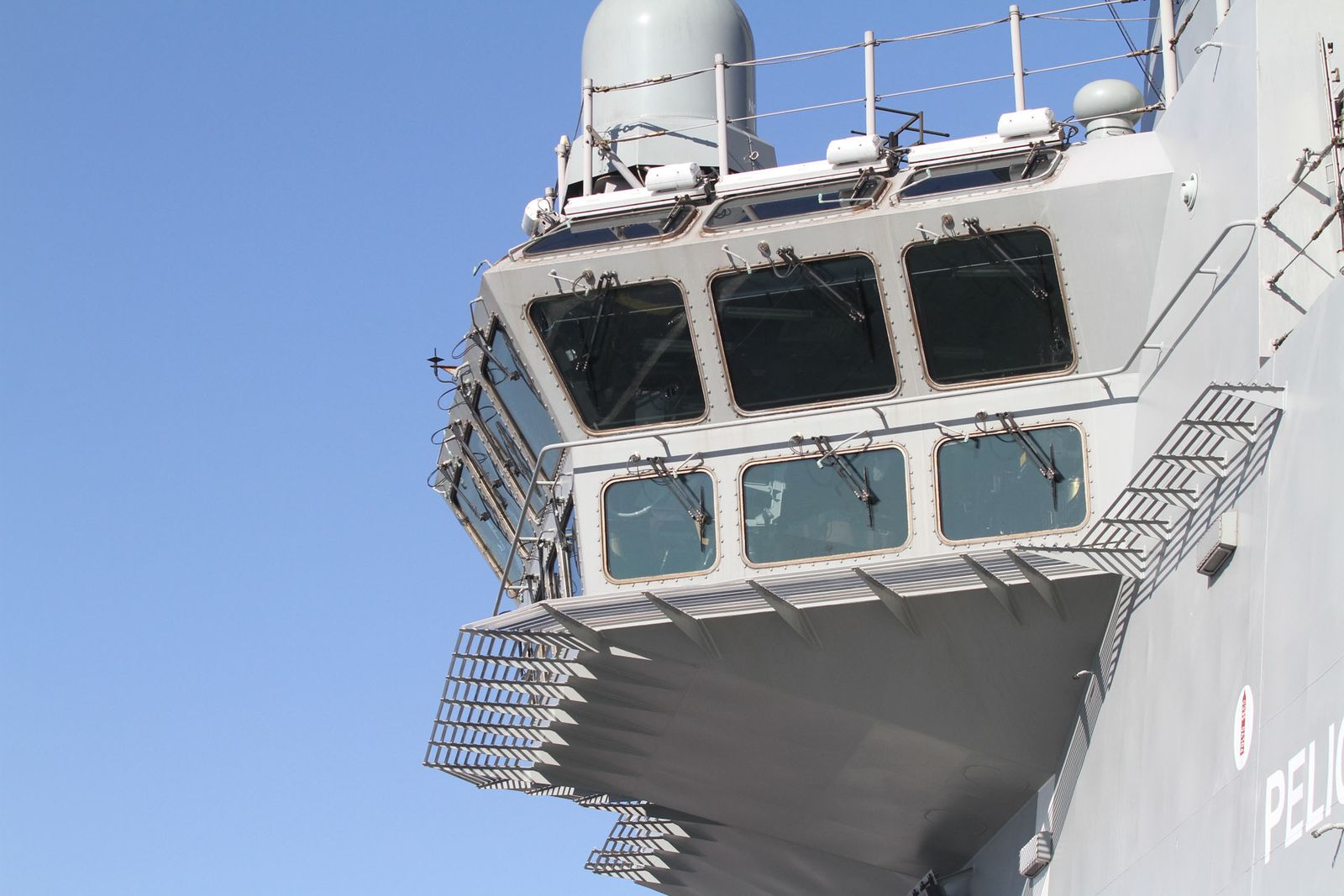 Imágenes de las primeras horas del portaaviones "Juan Carlos I" en el puerto de Huelva, durante su visita este fin de semana