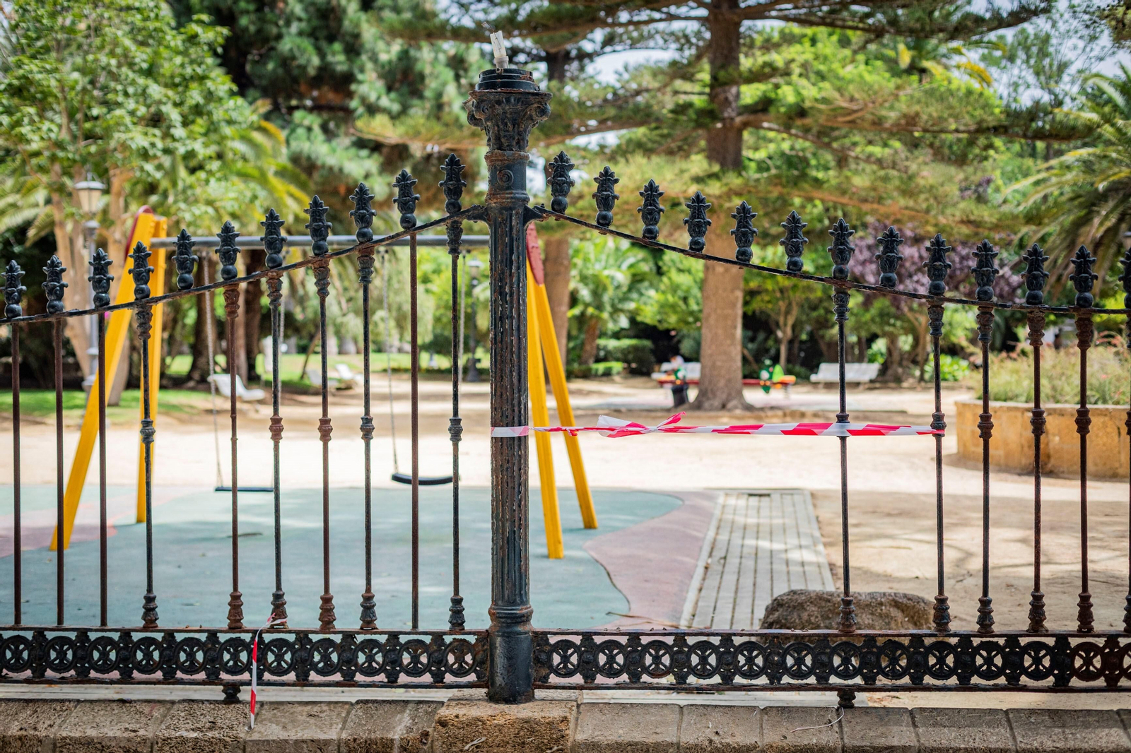Imágenes del abandono del parque Genovés en Cádiz