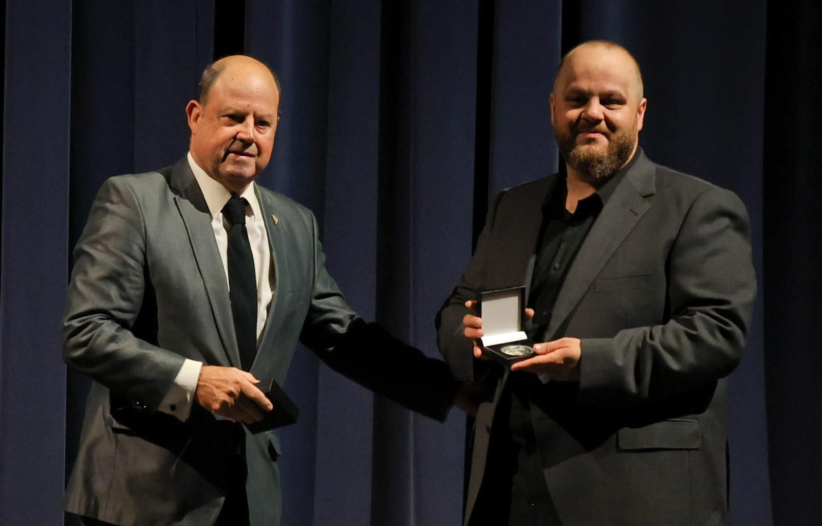 El concierto de David Barrull y la Orquesta Sinfónica de Triana en el Teatro Cervantes, en imágenes