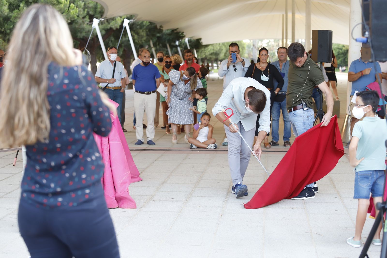El diestro Daniel Luque lleva a cabo la 'Escuela de Toreo en las calles de Huelva'