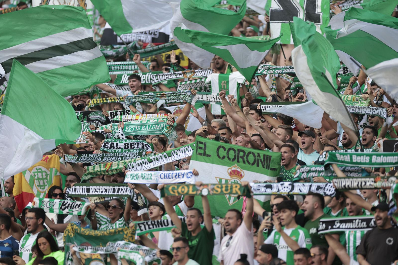 Búscate en las fotos del Betis - Athletic Club