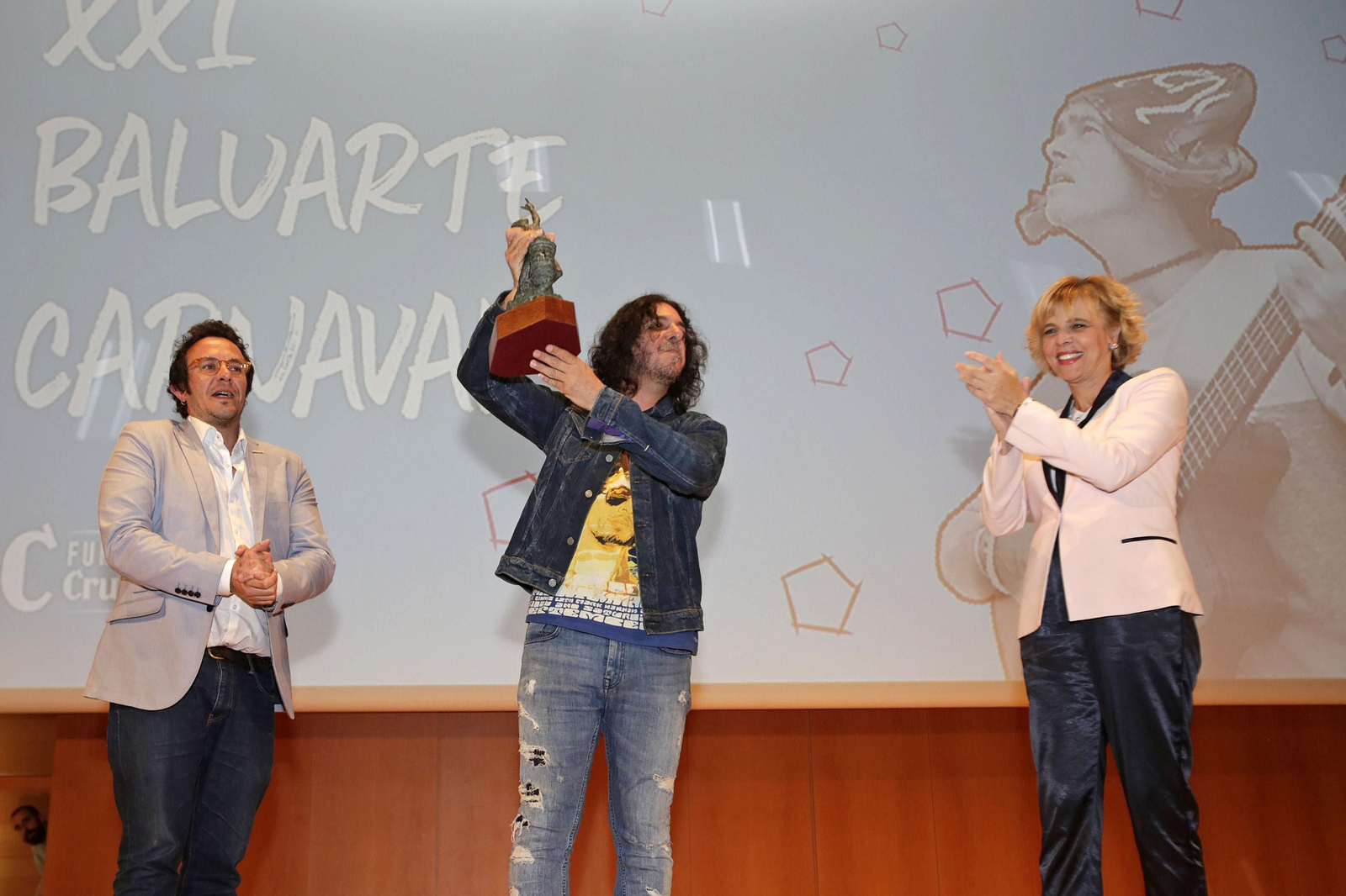 Imágenes del premio Baluarte del Carnaval de Cruzcampo