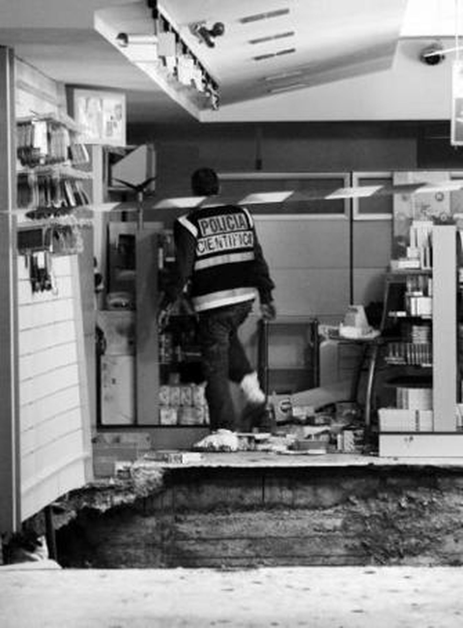 El estado en que quedó la farmacia tras el siniestro.