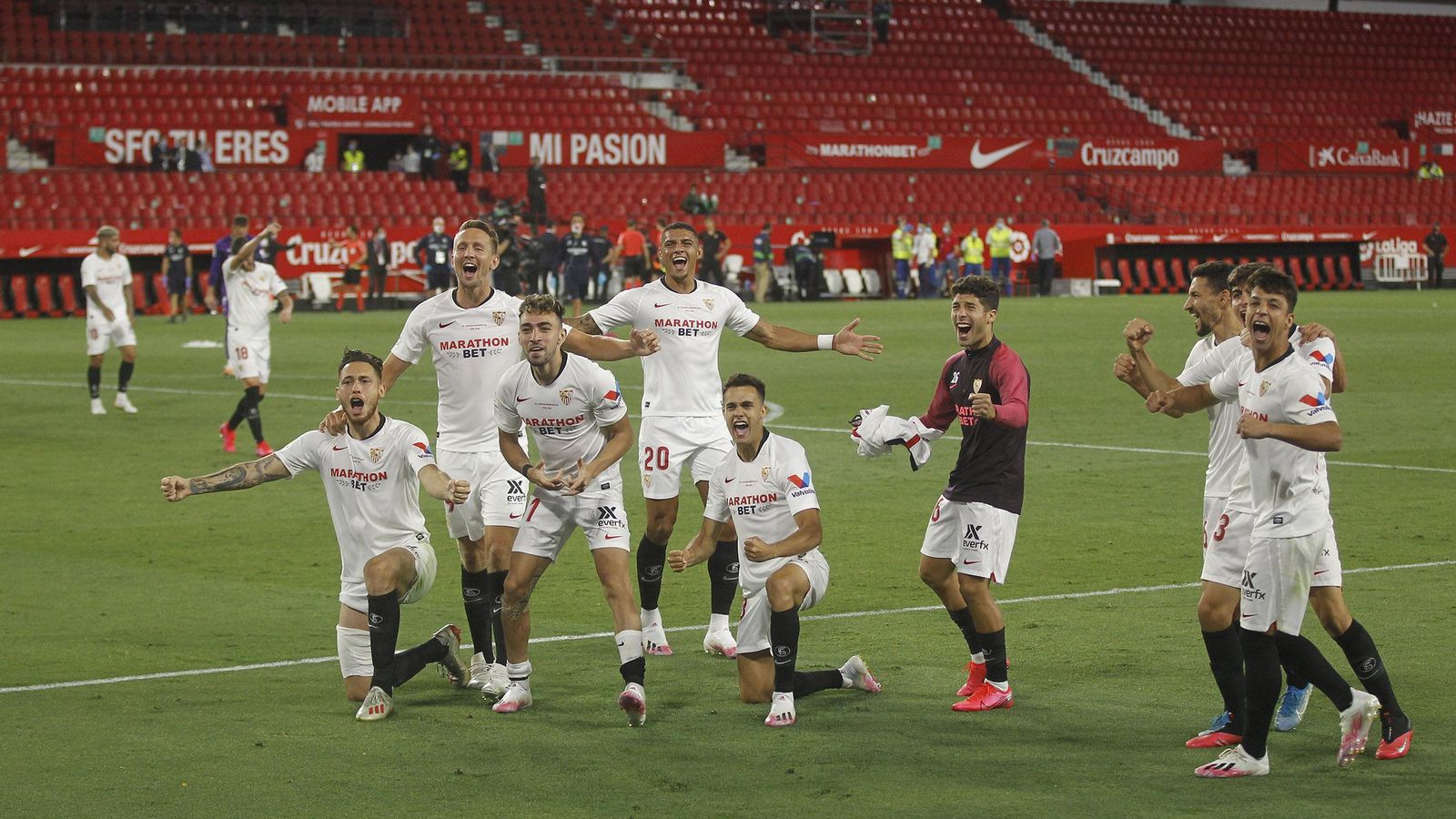 Los jugadores del Sevilla celebran el triunfo ante las cámaras.