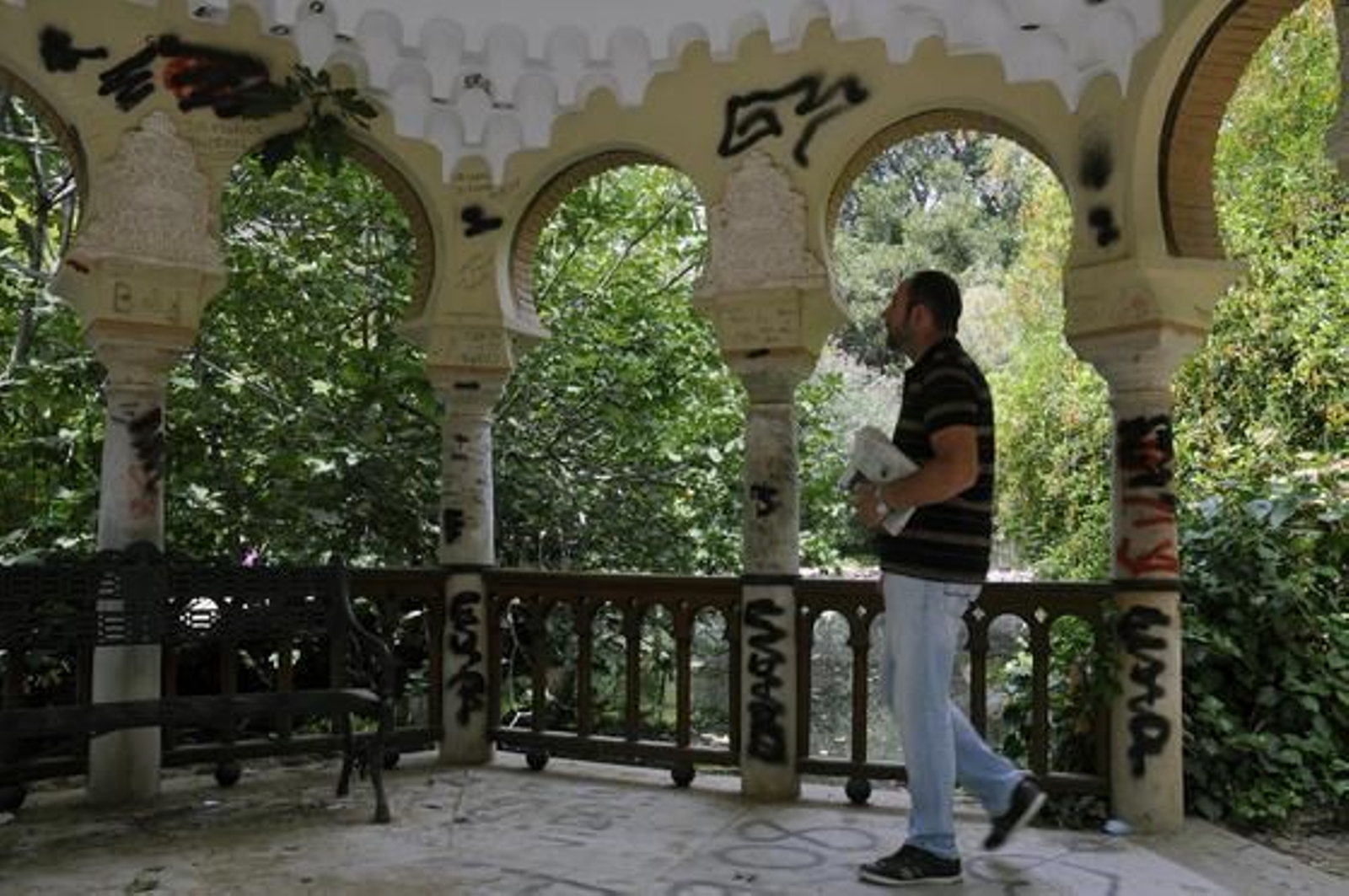 Pintadas y vandalismo en uno de los miradores del parque de María Luisa, para sorpresa de los turistas.

Foto: Juan Carlos Vázquez