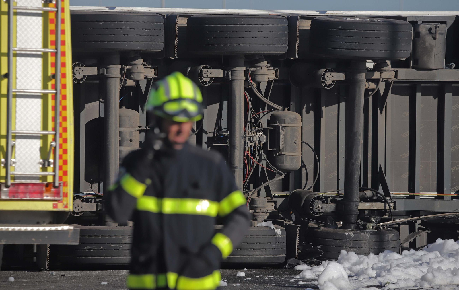 Fotos del camión volcado en la A7 en Los Barrios