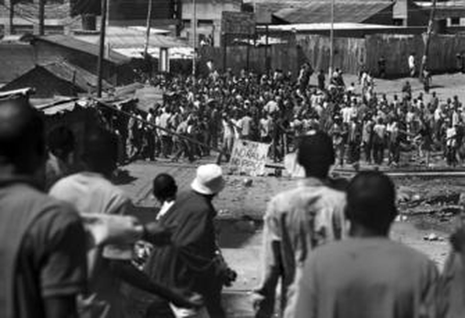 Habitantes de Mathare de etnias distintas se enfrentan en las calles de la ciudad.