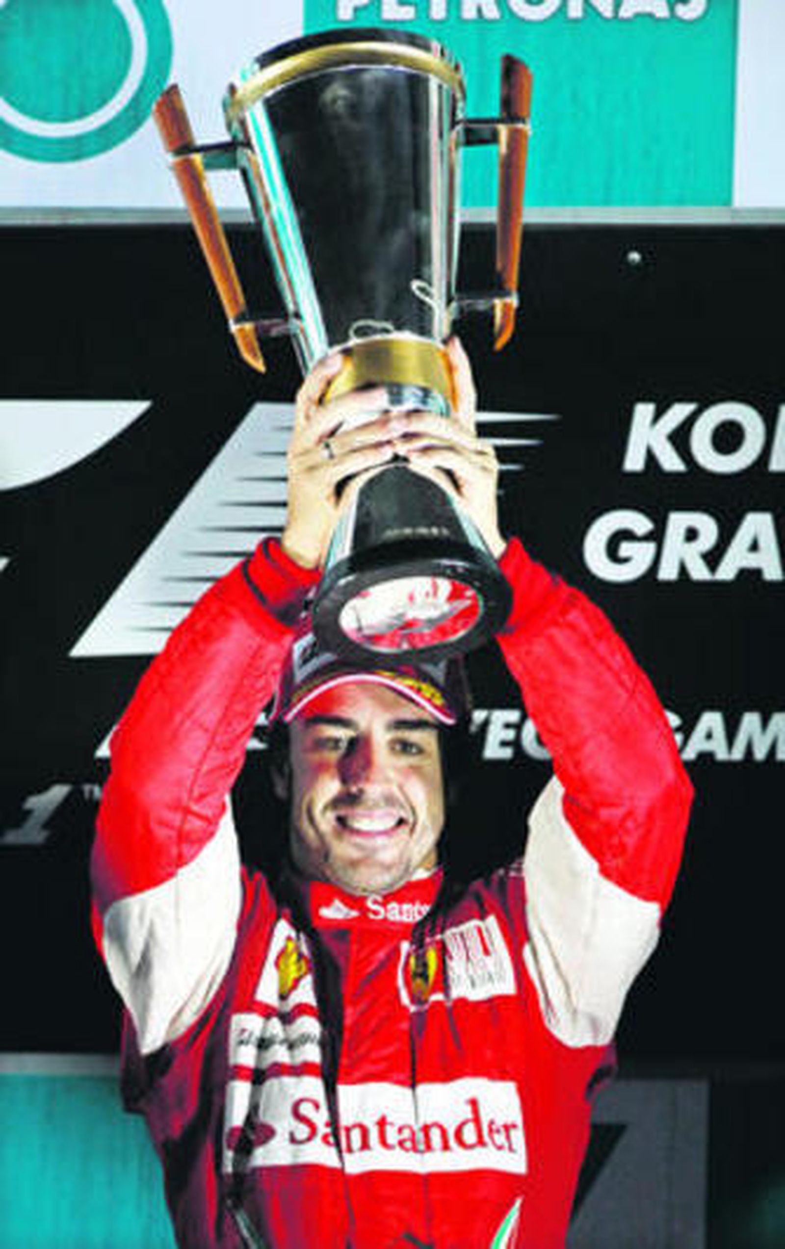 Alonso posa sonriente con el trofeo tras ganar en Corea del Sur.