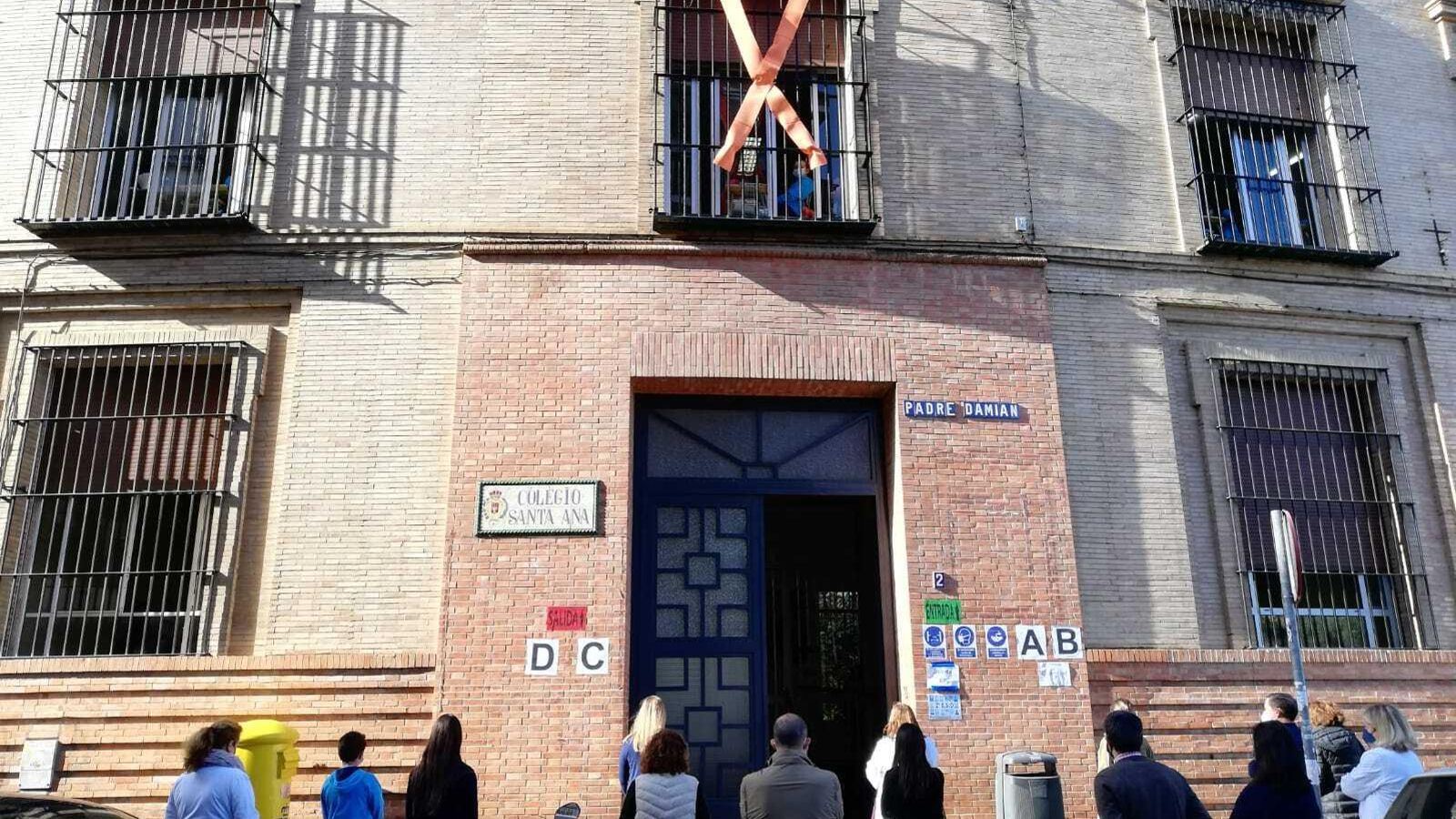 Minuto de silencio en el Colegio Santa Ana por el "ataque" de la Lomloe a la concertada.