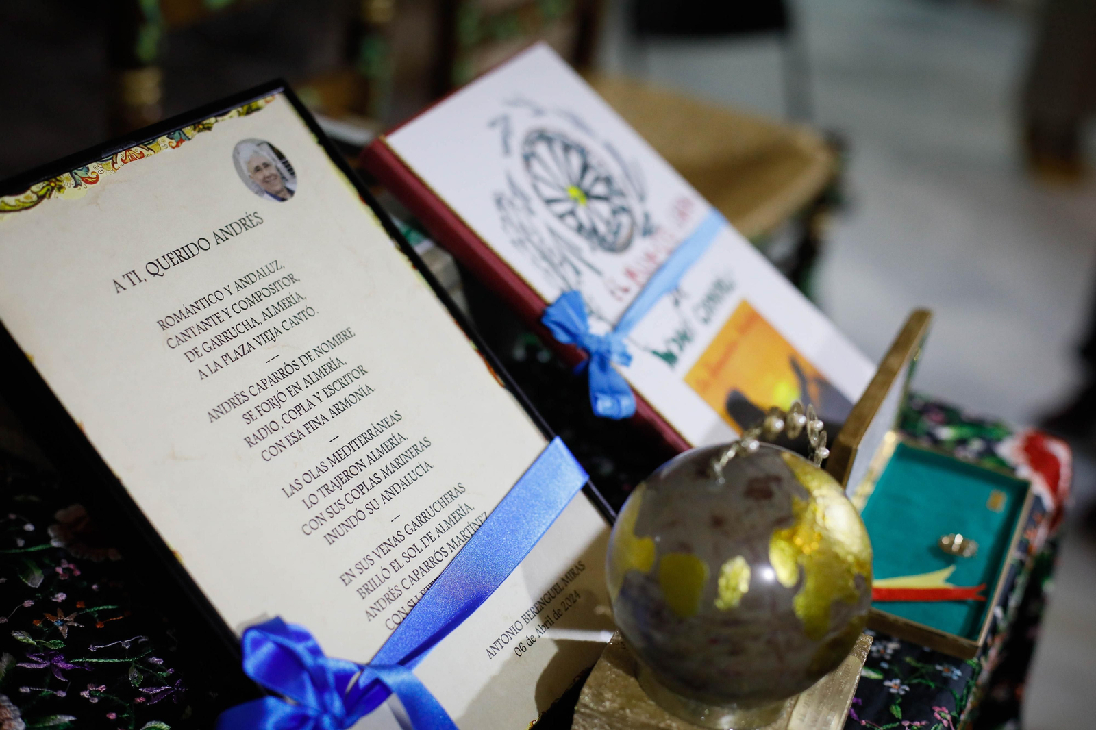 Entrega de Anagrama de Oro y Brillantes de la Ciudad de Almería a Andrés Caparrós en imágeness