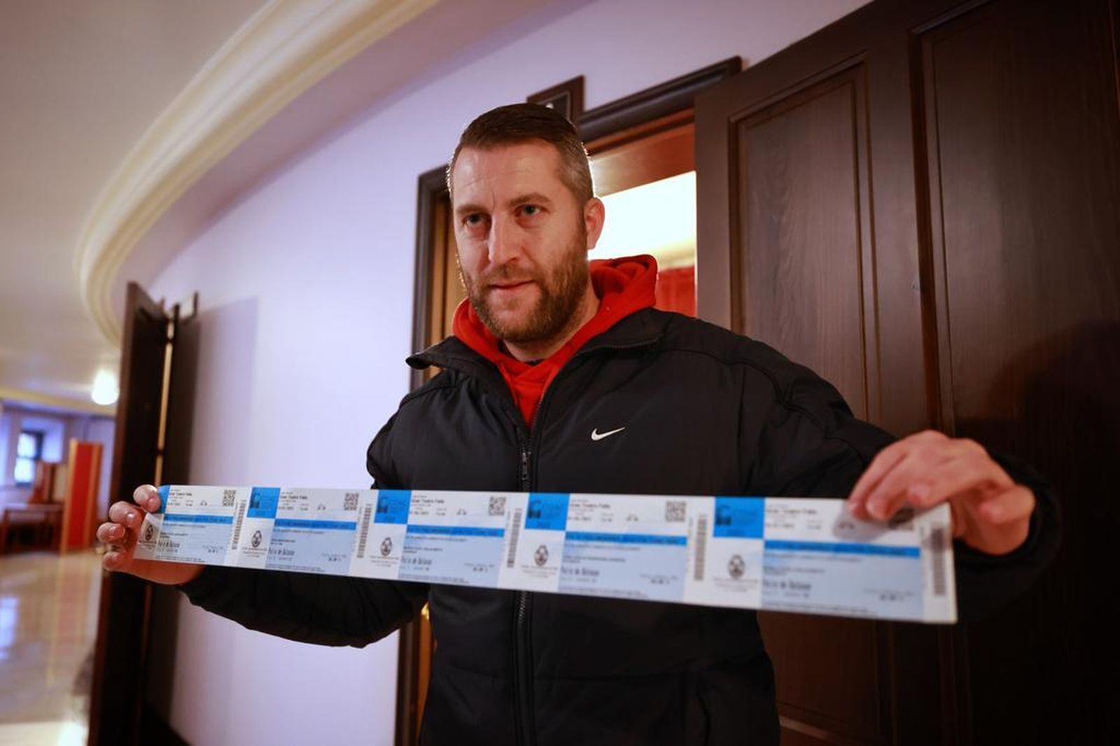 Luis Muñoz muestra las entradas de la fase clasificatoria del COAC que adquirió.