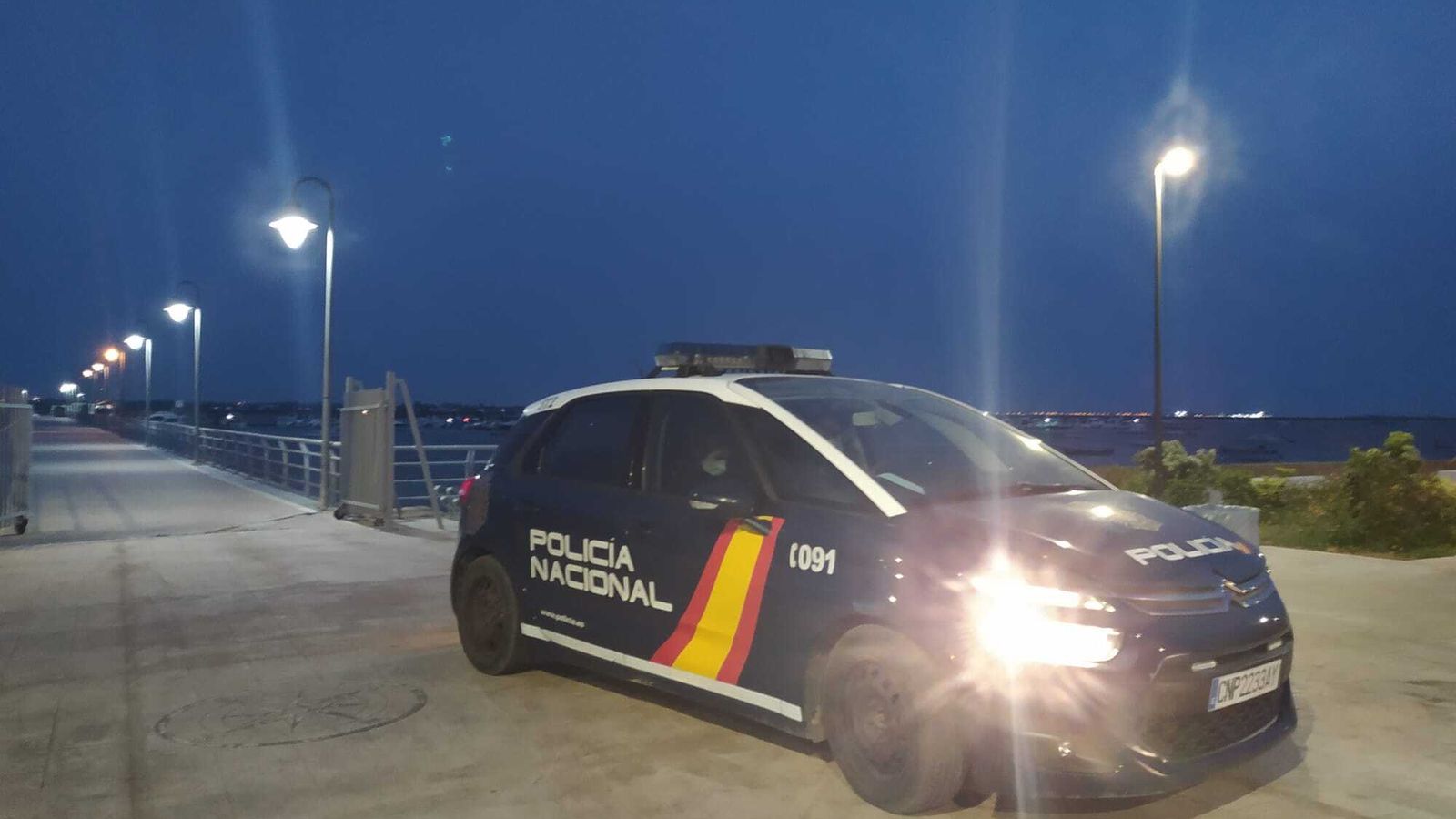 Un vehículo de Policía Nacional, en el muelle de Gallineras.