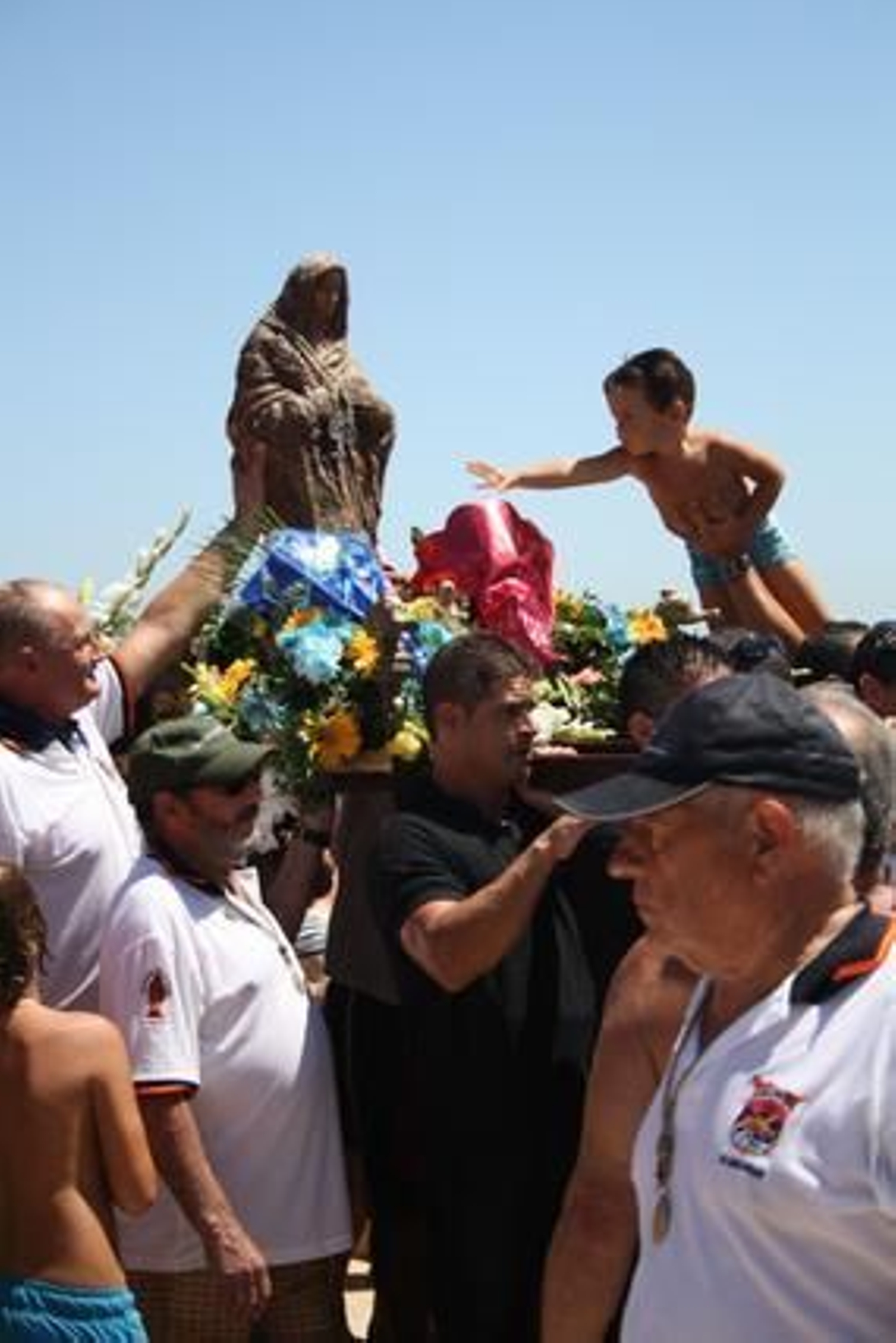 Miles de fieles recibieron con entusiasmo a la imagen en su llegada a la playa.

Foto: Fran Montes