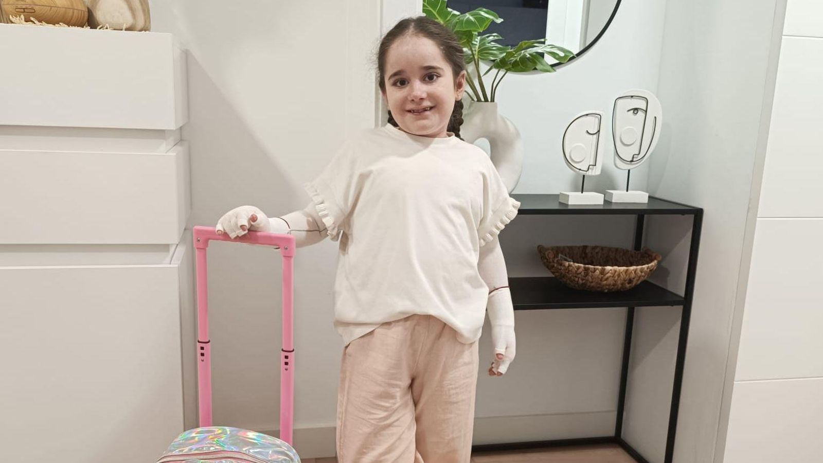 Mía, con tan solo siete años, convive con la conocida como "piel de mariposa".