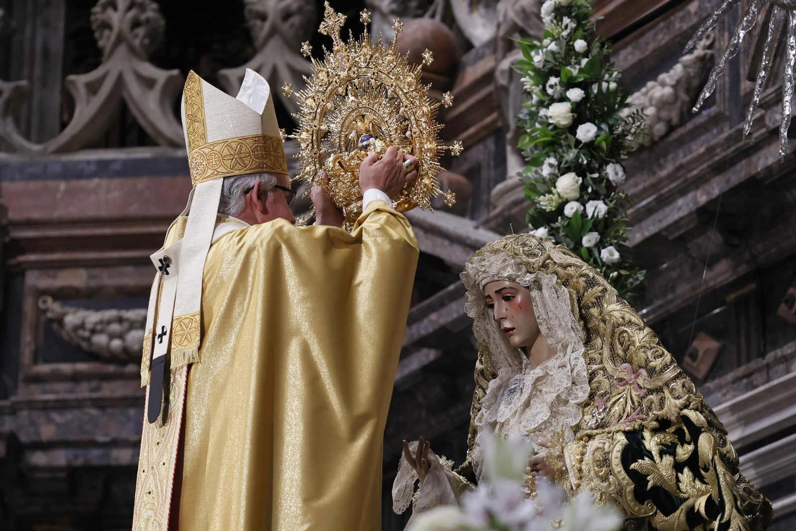 La coronación de la Virgen del Rocío en imágenes