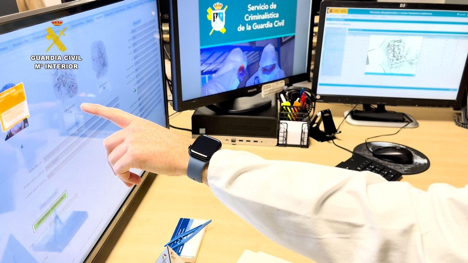 Un investigador de la Guardia Civil comprueba unas huellas  dactilares.