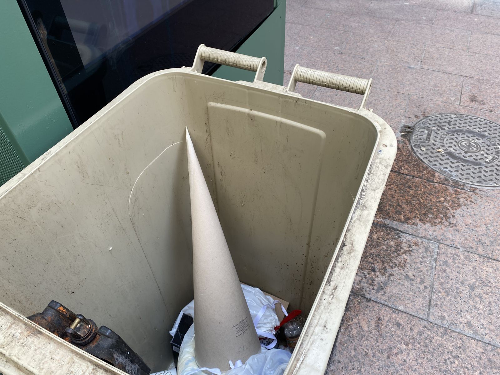 Un capirote en la basura