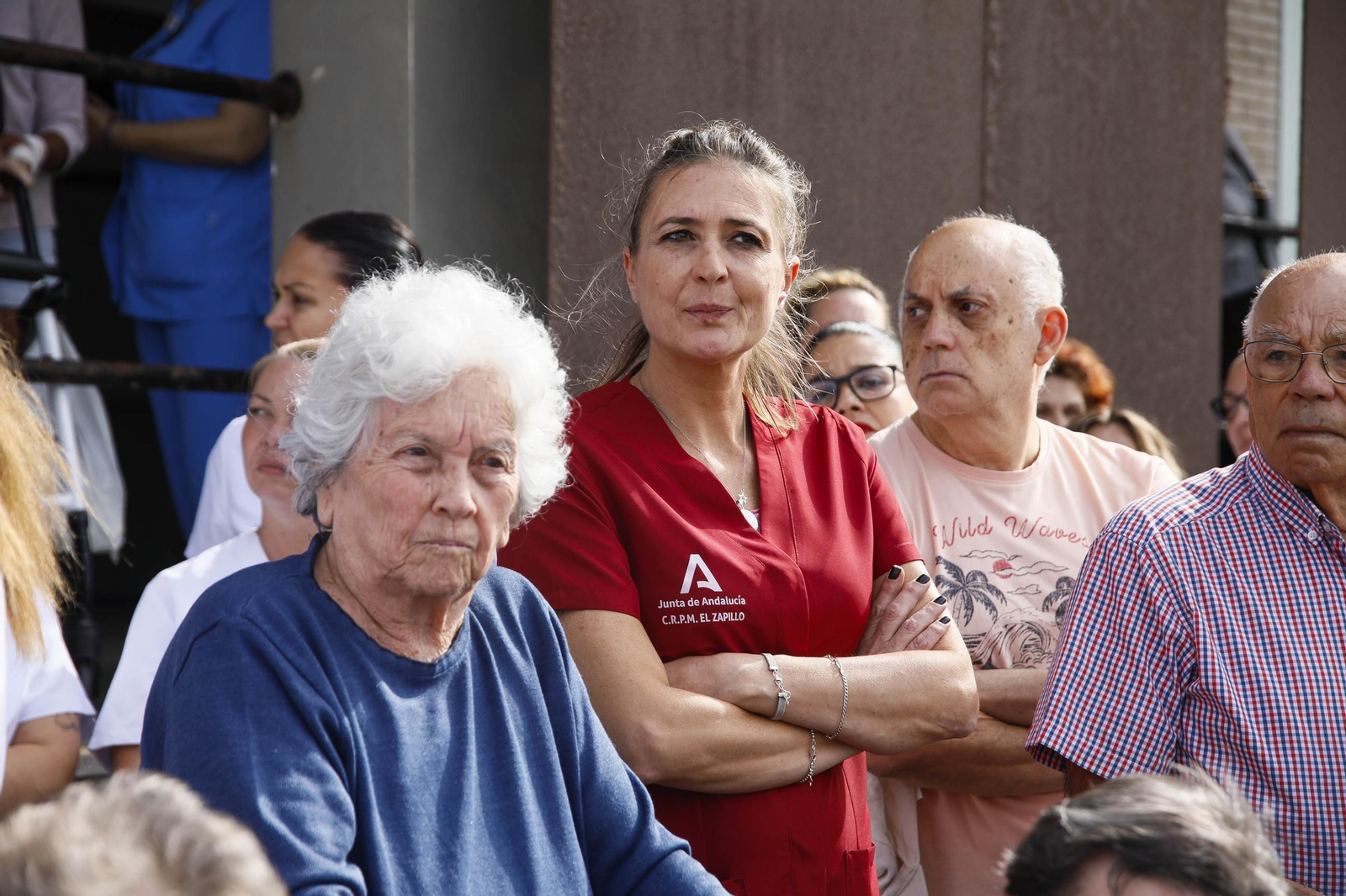 Las imágenes de la concentracion por el asesinato de Maria Nieves GP en la residencia del Zapillo en Almería