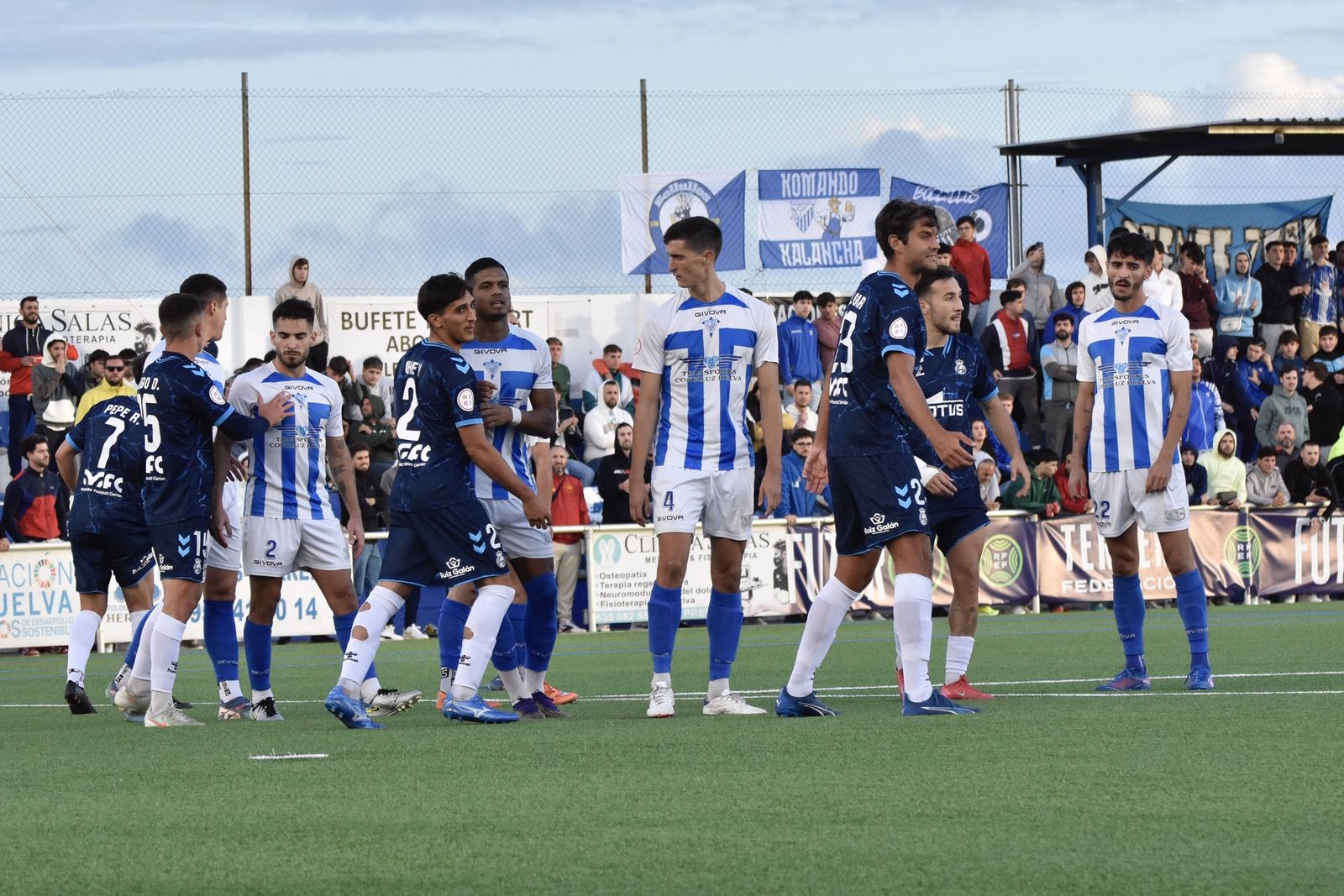Las fotos del Bollullos CF - Real Balompédica Linense de Tercera Federación (0-0)