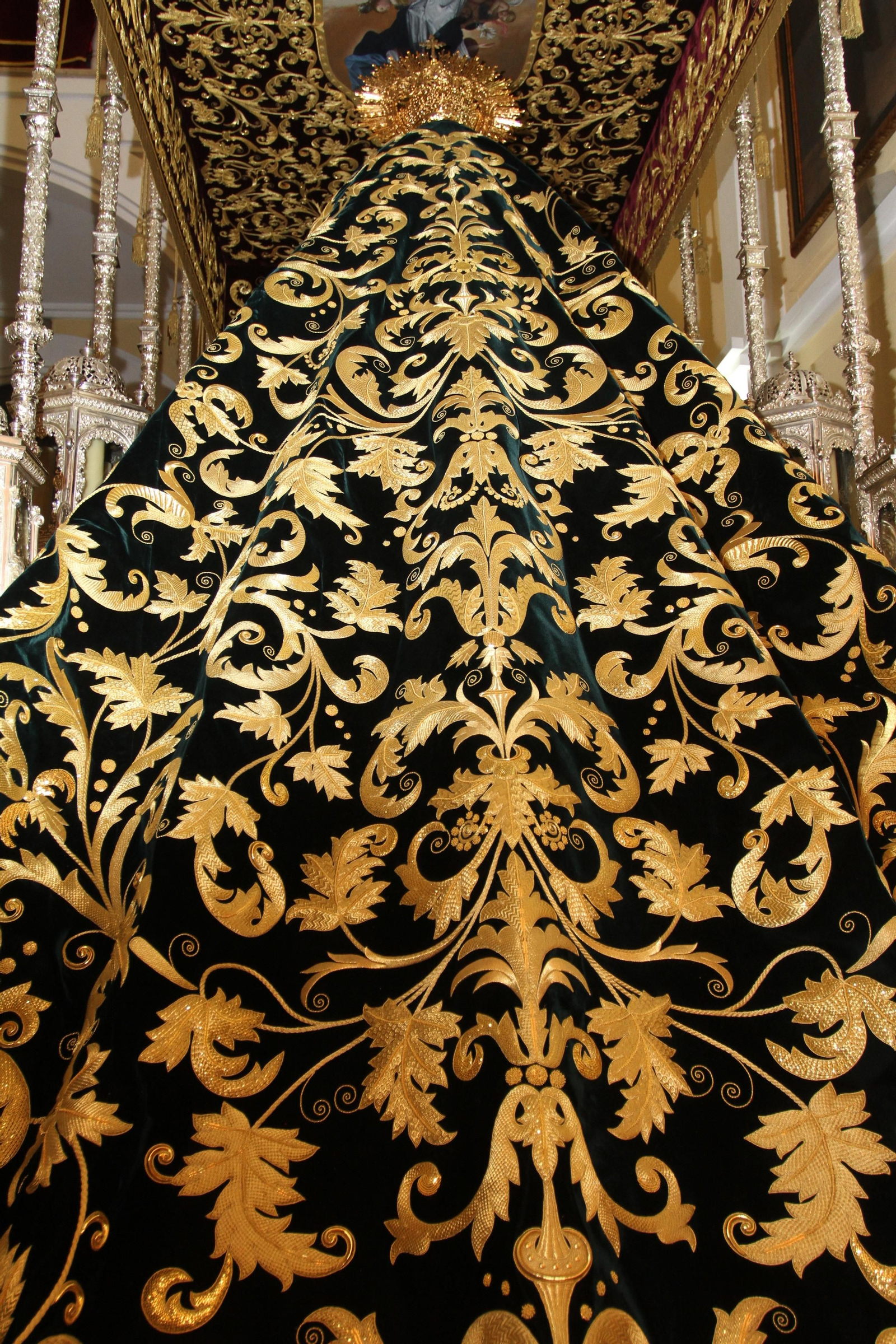 Preparativos de la Virgen del Rocío y la Esperanza de la Hermandad del Calvario