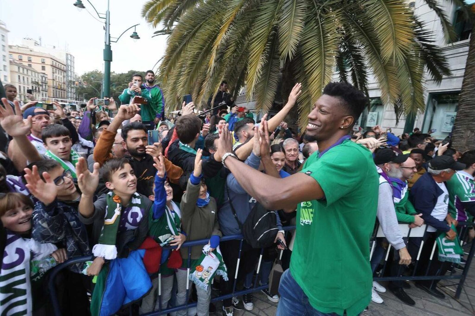 Sima saluda a un grupo de niños durante la celebración