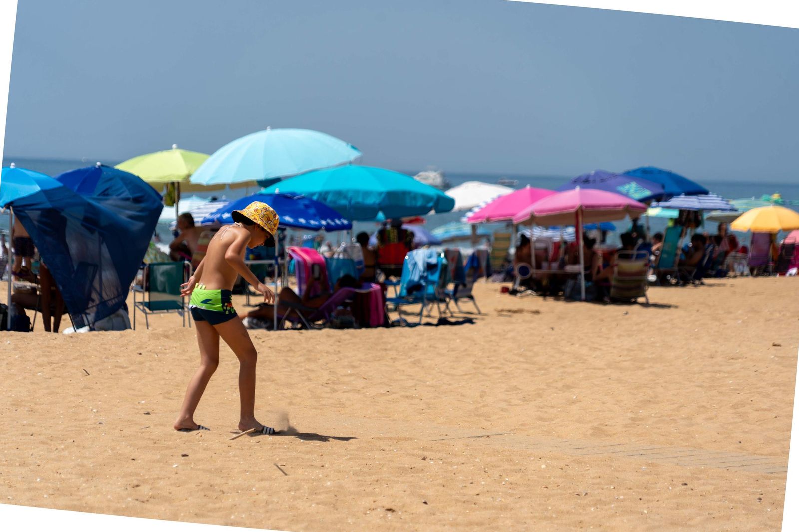 Imágenes de la mañana en las playas de Punta Umbría marcadas por la alerta roja